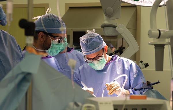 Dr. Nader Sanai performs a tumor resection on a Phase 0 clinical trial patient at the Ivy Brain Tumor Center in Phoenix, AZ.