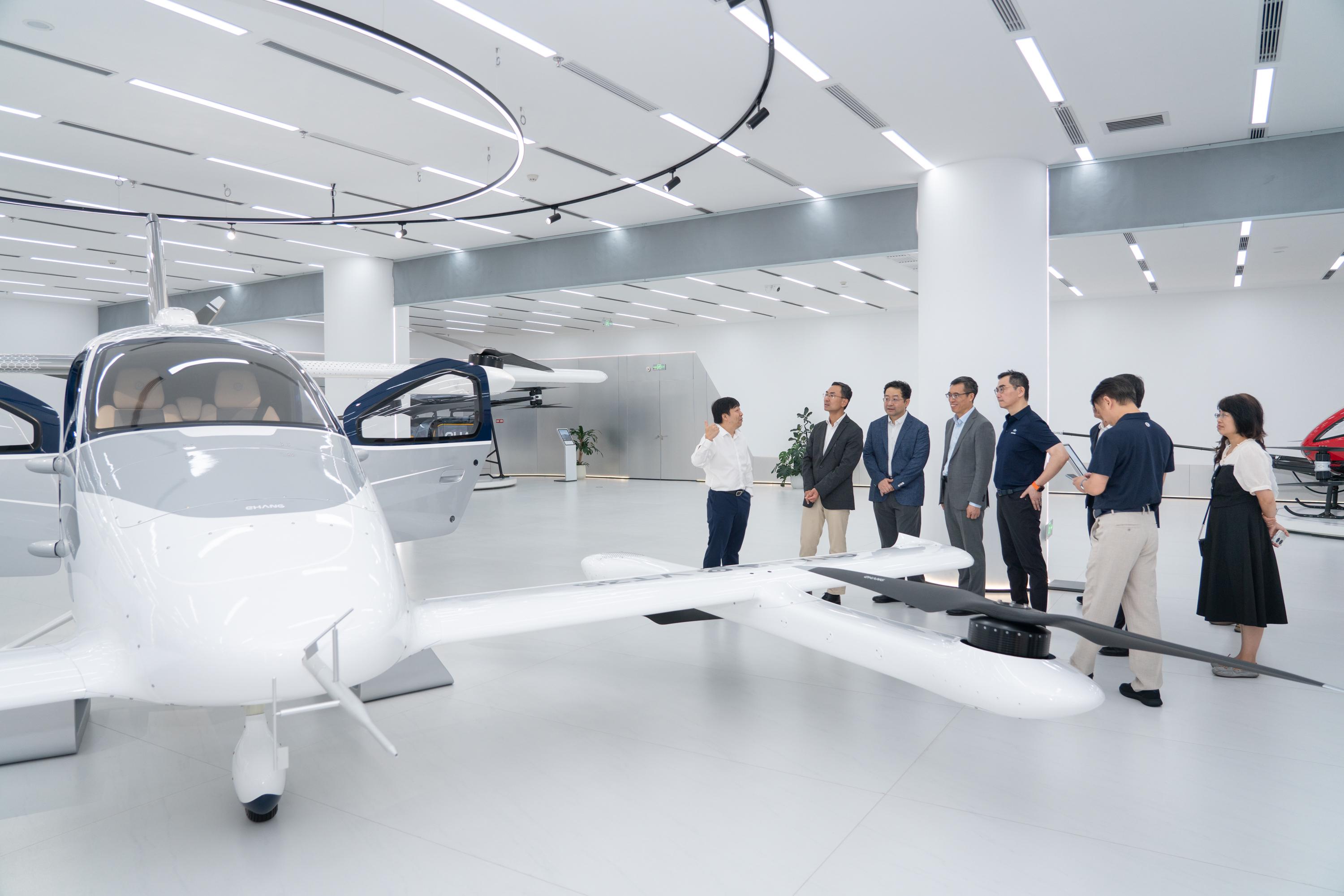 The delegation tours EHang’s exhibition hall and watches EH216-S flights