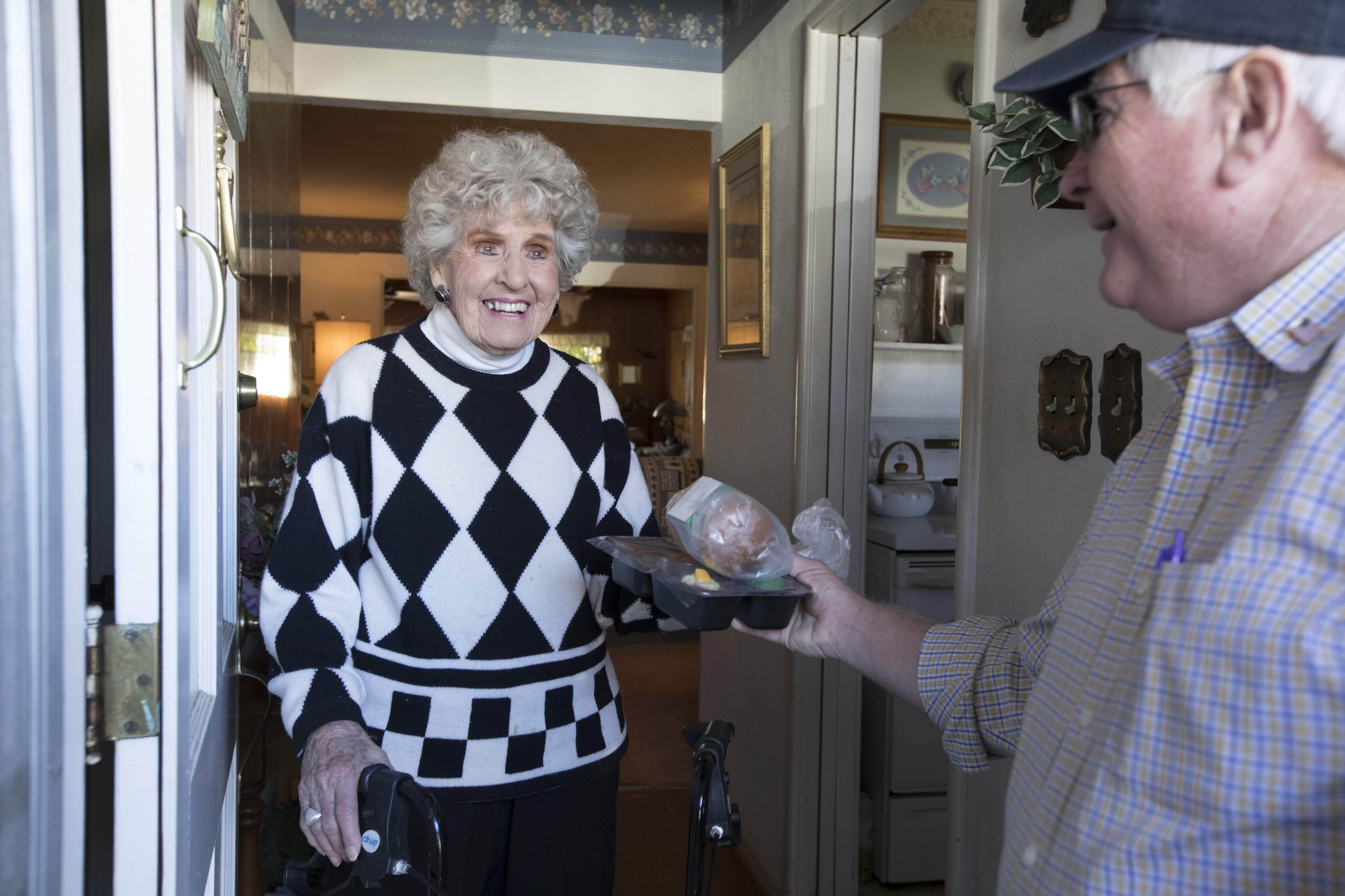 Food Lion Feeds Donates 5,000 Meals for Seniors