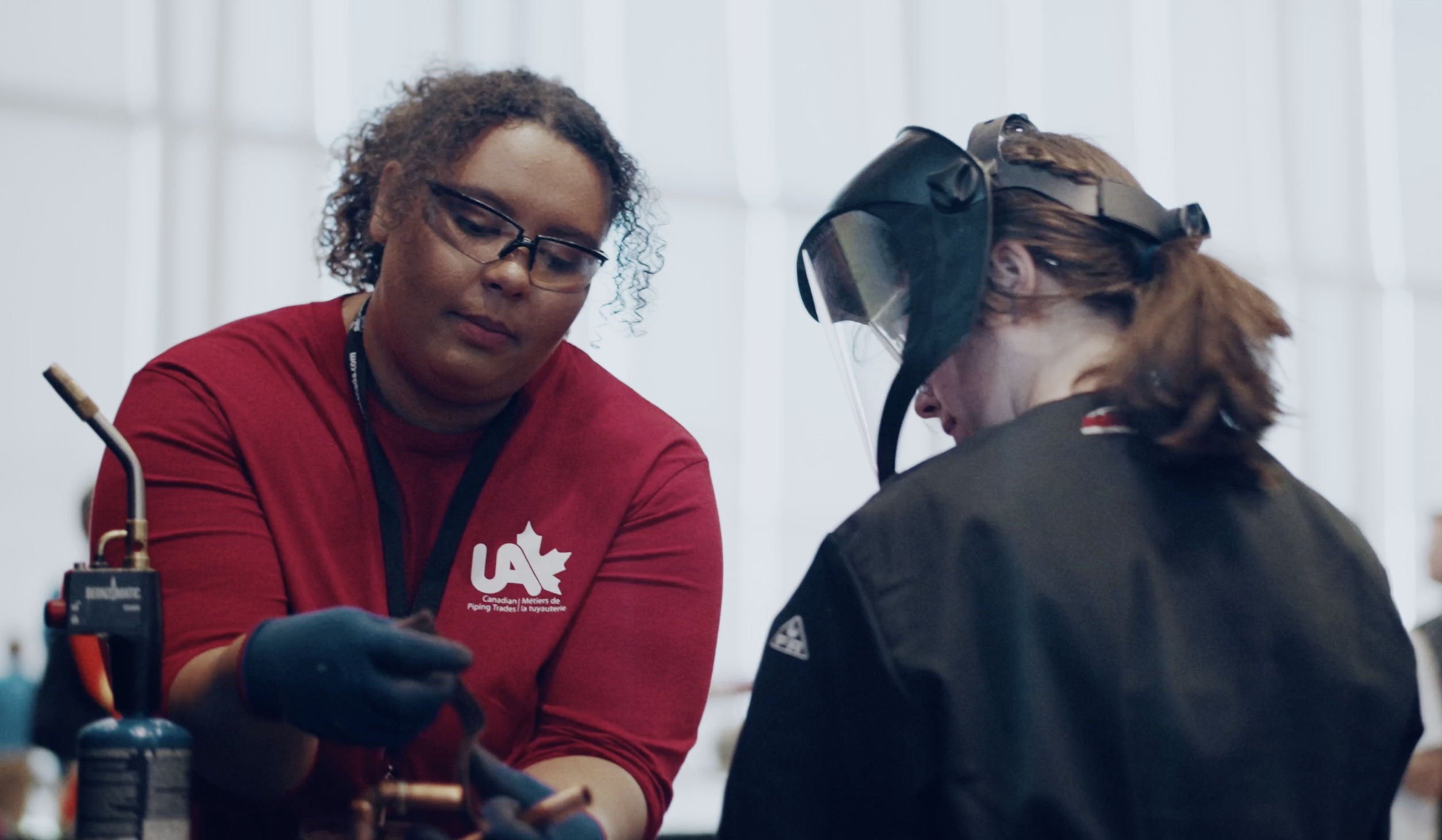 Un élève visiteur participe à l'activité Essaie un métier et une technologie tenue par l’UA Canada aux OCMT 2023, à Winnipeg.