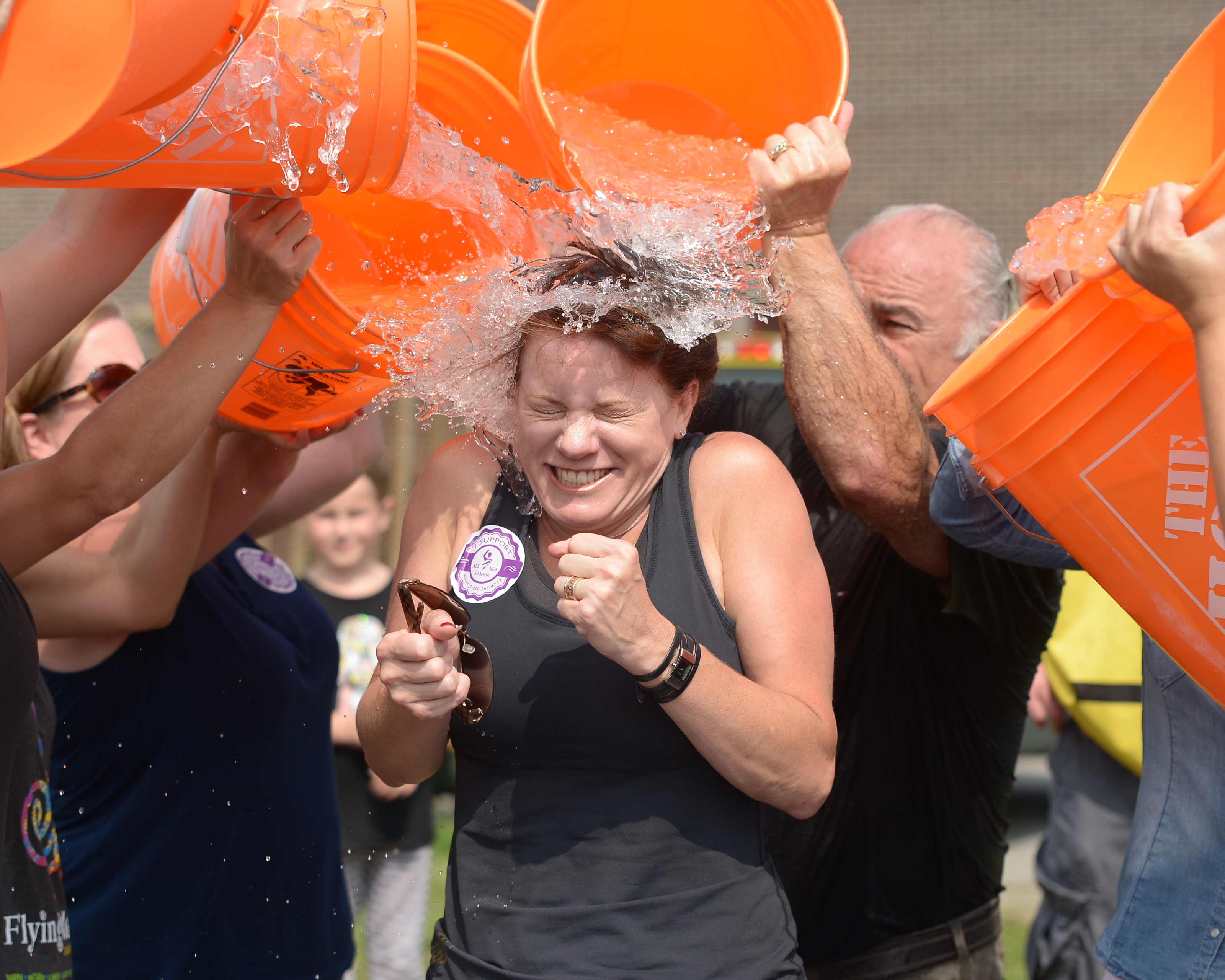 Tammy Moore, PDG de la Société canadienne de la SLA, participant au l’« Ice Bucket Challenge » de la SLA.