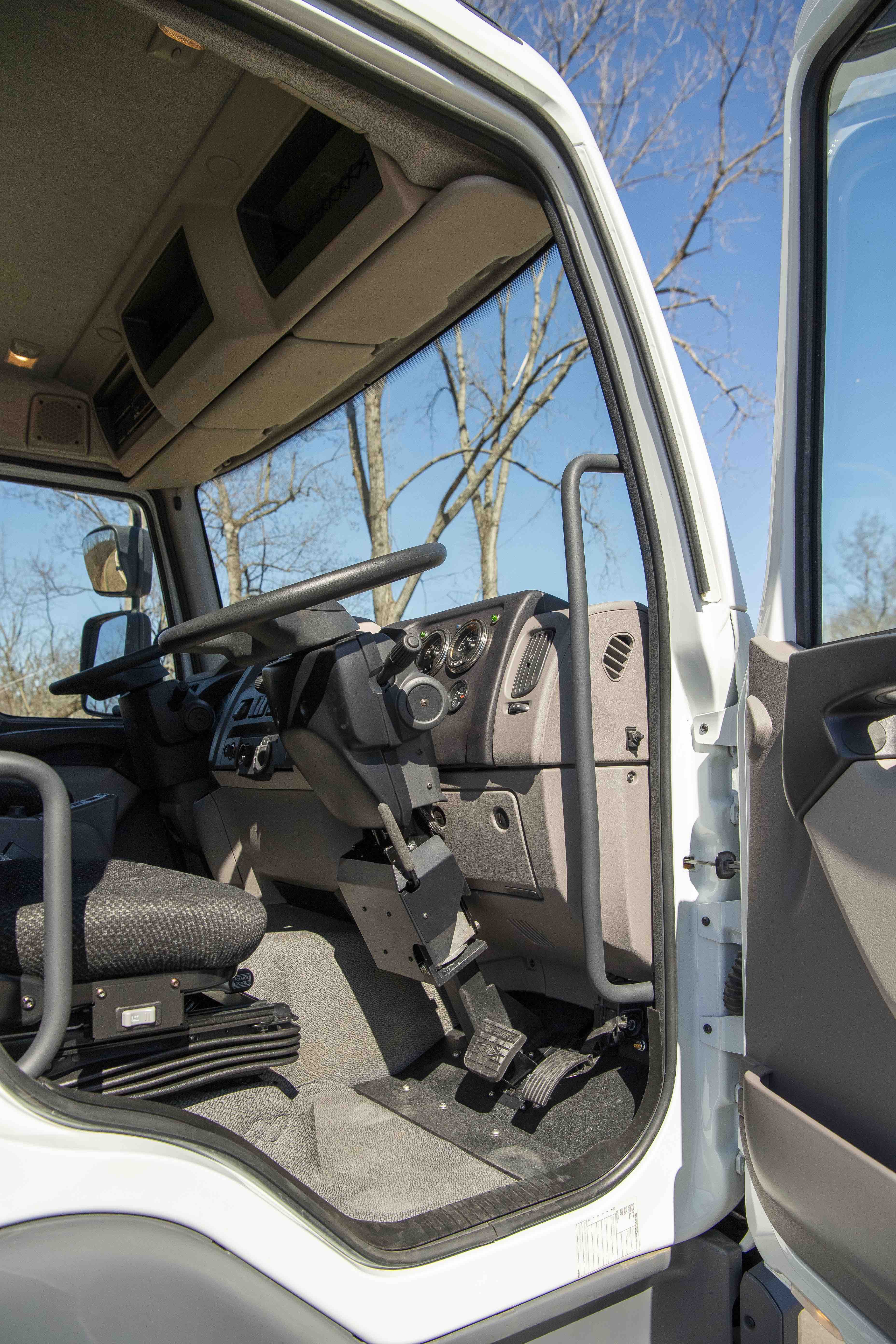 Fontaine Modification Peterbilt 220 right side