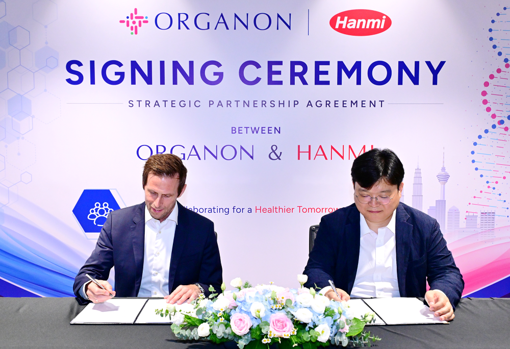 Shin Hae-gon (right), Head of Overseas Sales at Hanmi Pharmaceutical, and Andreas Daugaard Jørgensen (left), Managing Director, Organon Asia Pacific Cluster, met at Organon’s Malaysia office to discuss the expansion of Hanmi’s combination therapies into the Southeast Asian market. 
