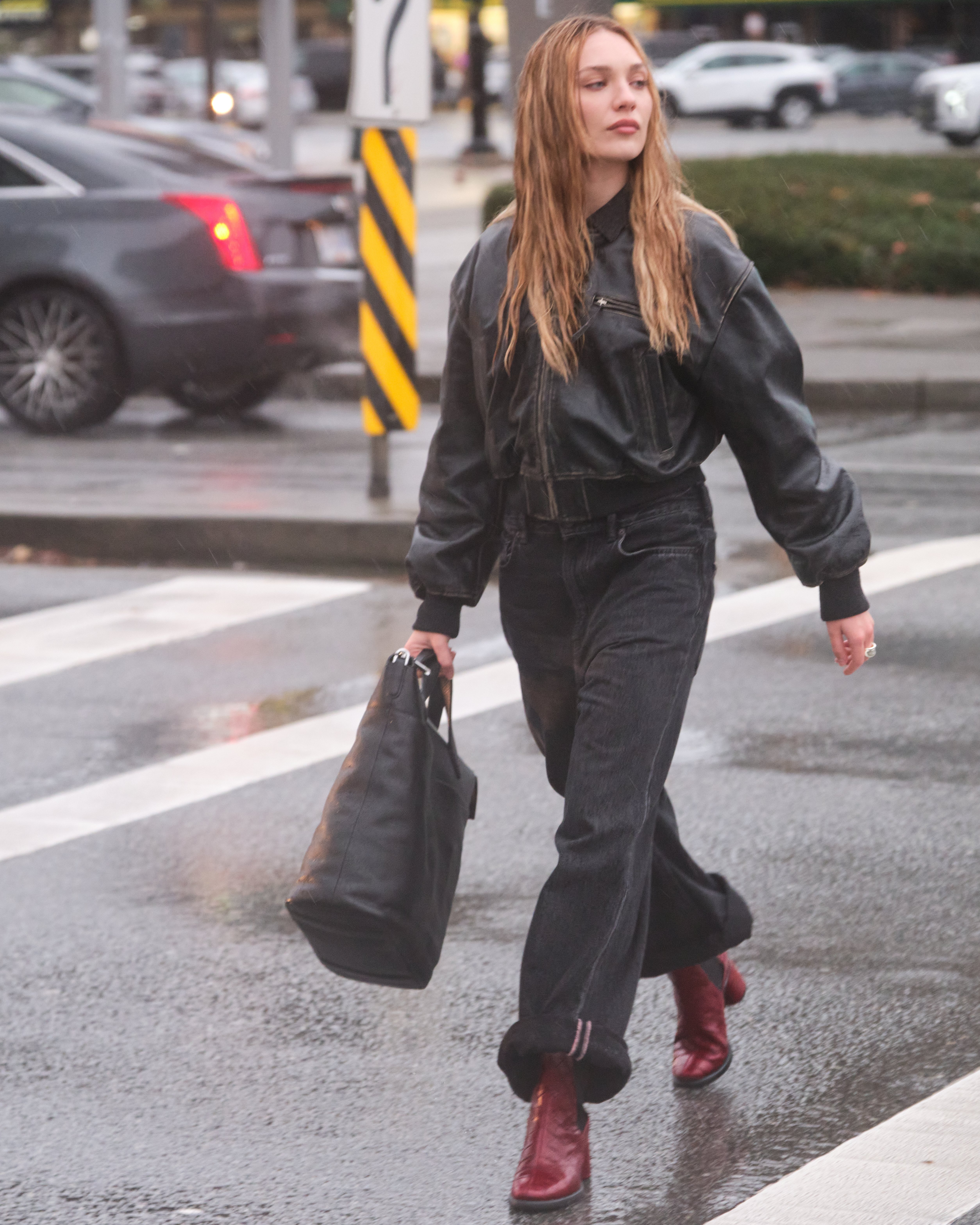 Maddie Ziegler wears the ECCO SCULPTED LX 55 Chelsea boots x ECCO Tote