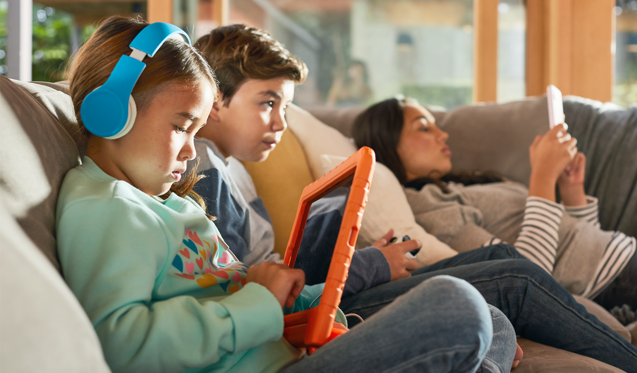 Kids on screens_1280px