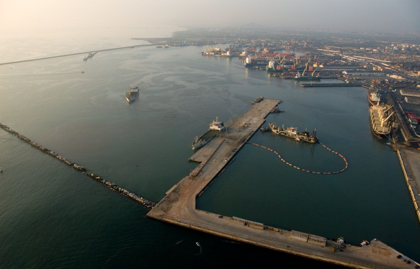 Aerial view of the Port Terminal of Callao in 2006, showing piers, vessels and port facilities.