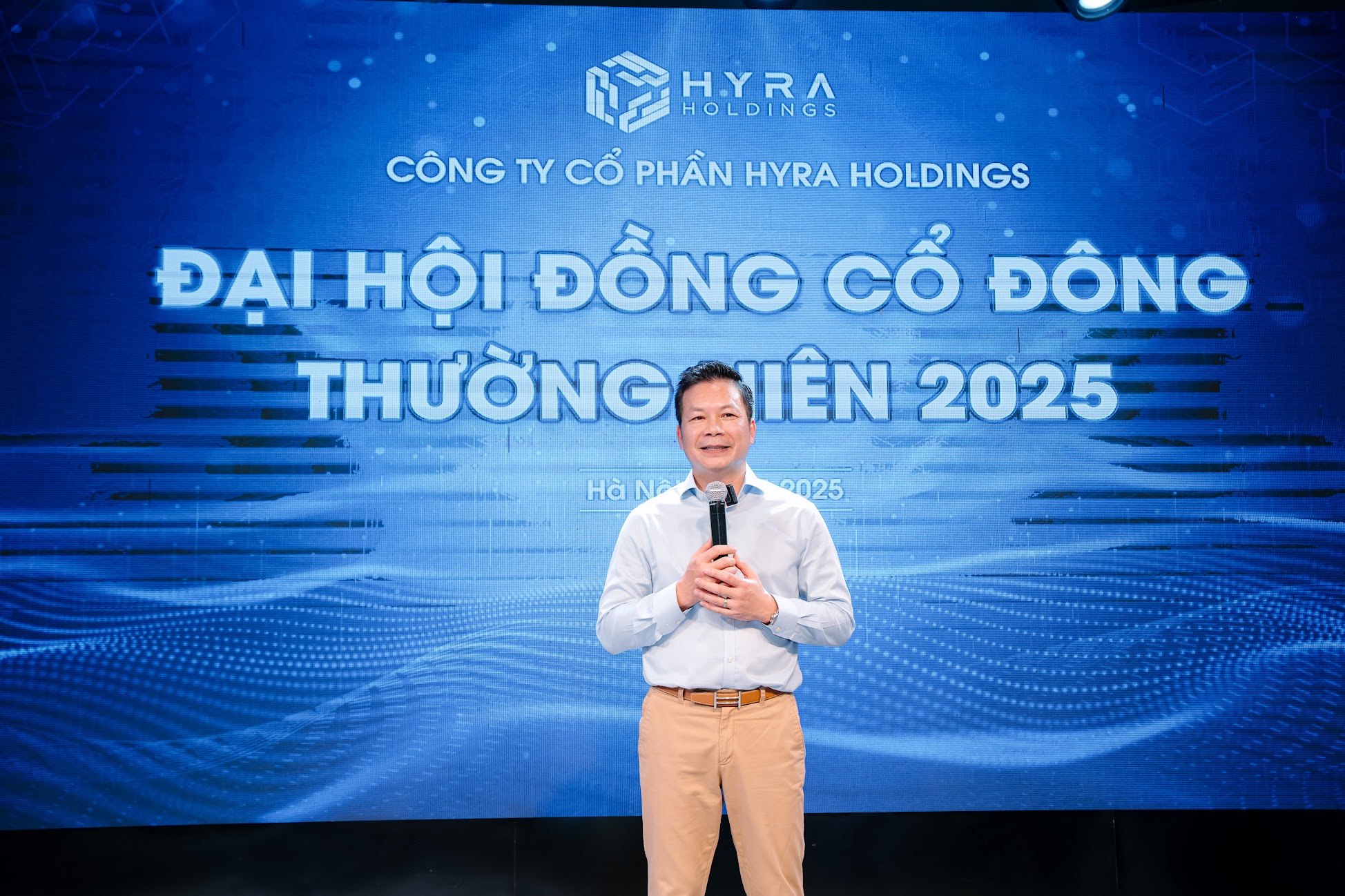 Shark Pham Thanh Hung at the Hyra Holdings AGM 2025, sharing insights on governance and investment partnerships.