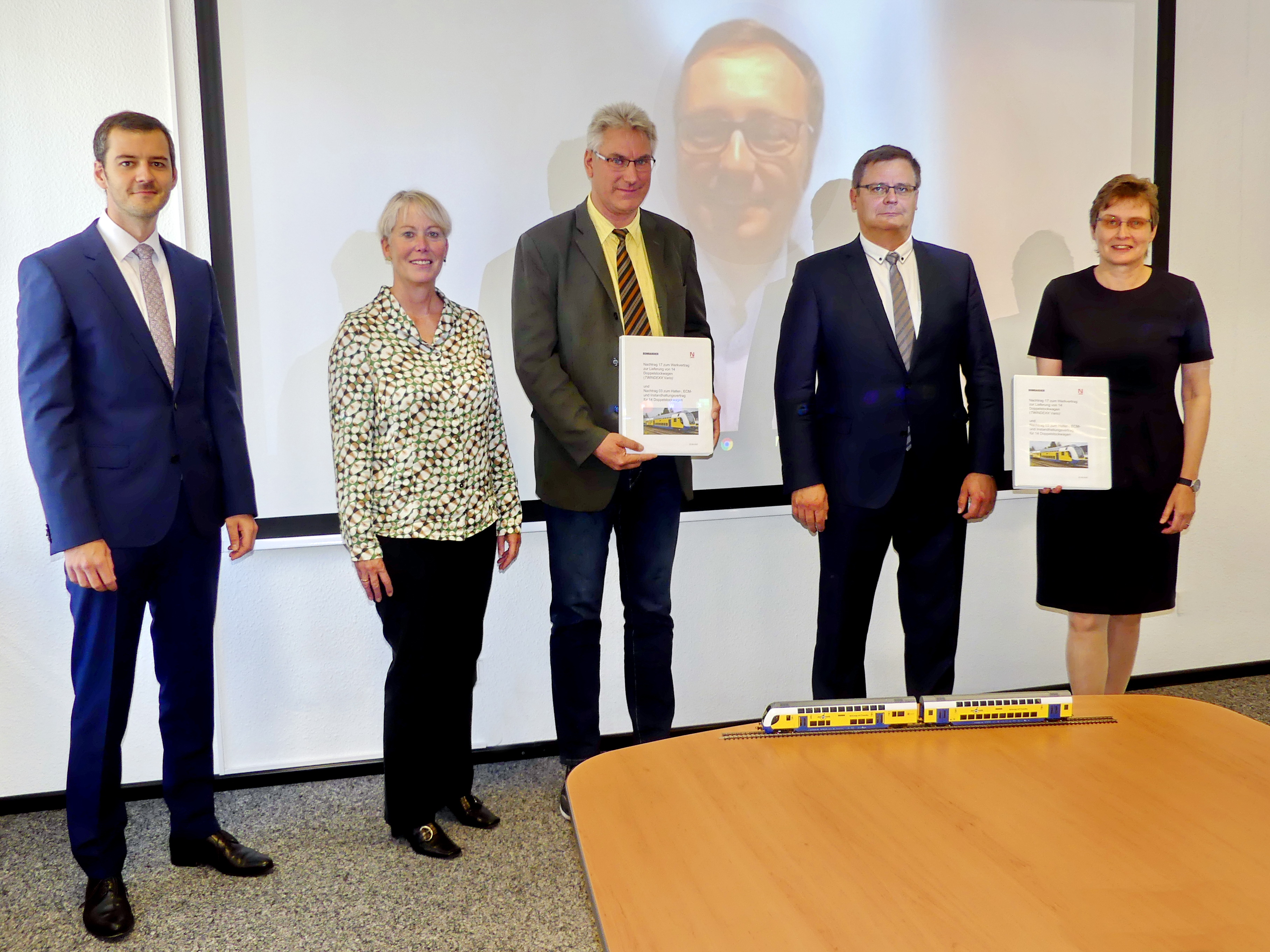 Gruppenbild von der Vertragsunterzeichnung mit der LNVG