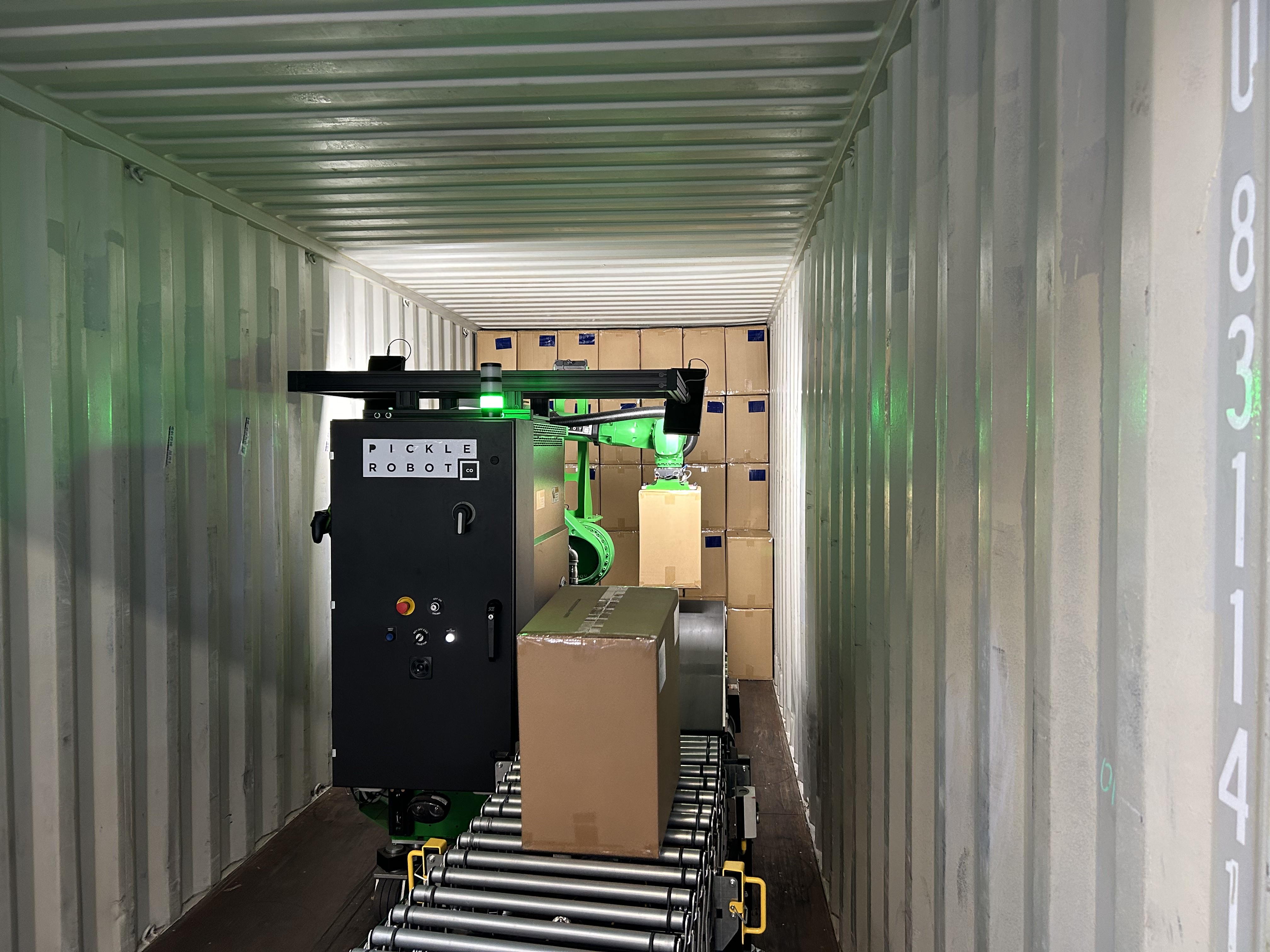 A_Pickle_Robot_Unloading_Freight_at_Yusen_Logistics