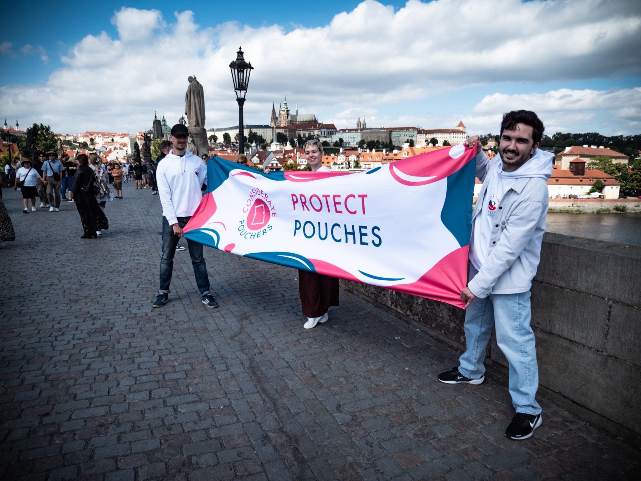 Spotřebitelé v Praze vyzývají české představitele, aby chránili sáčky a přijali strategii snižování škod