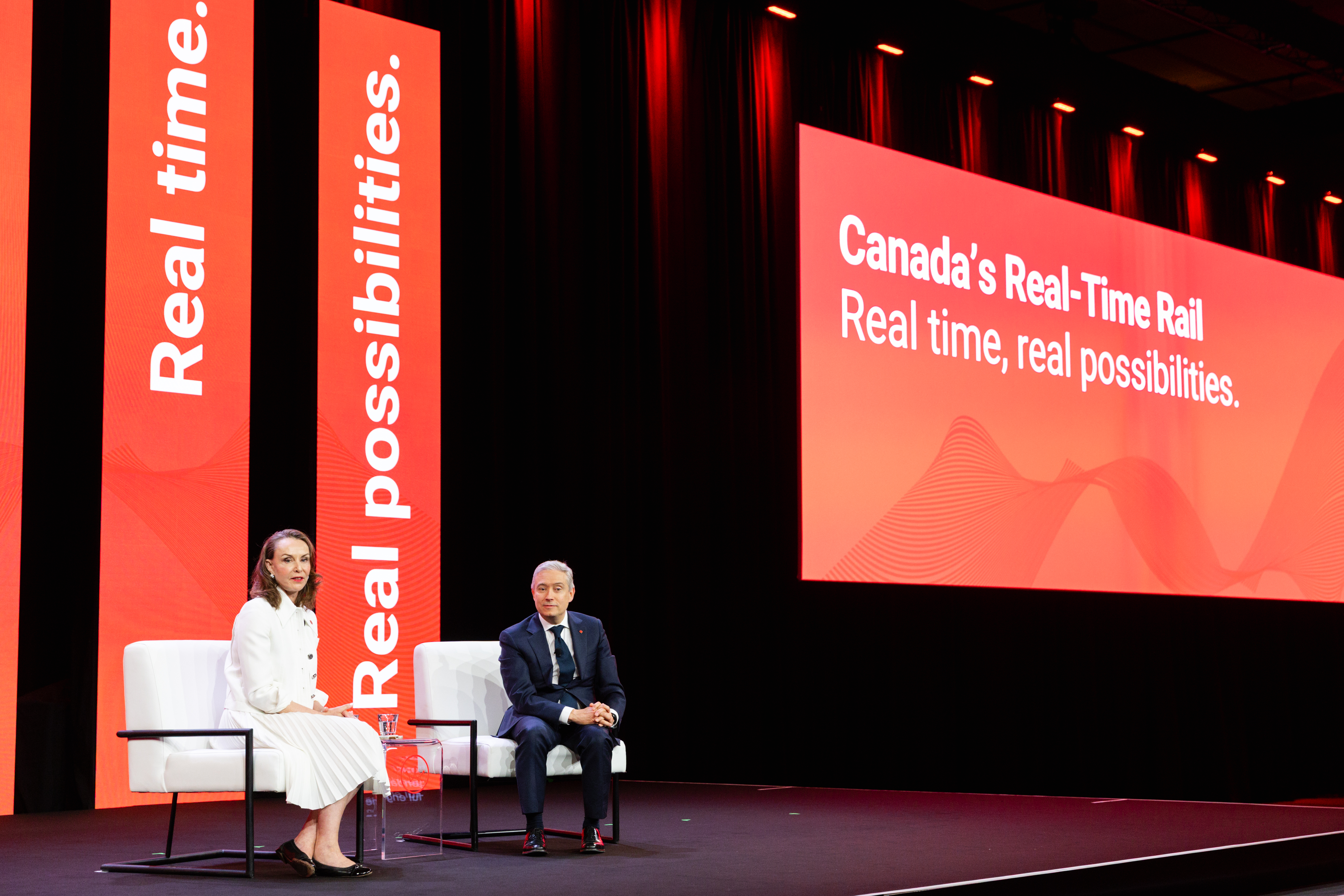 L’honorable François-Philippe Champagne et Susan E. Hawkins, au SOMMET de Paiements Canada
