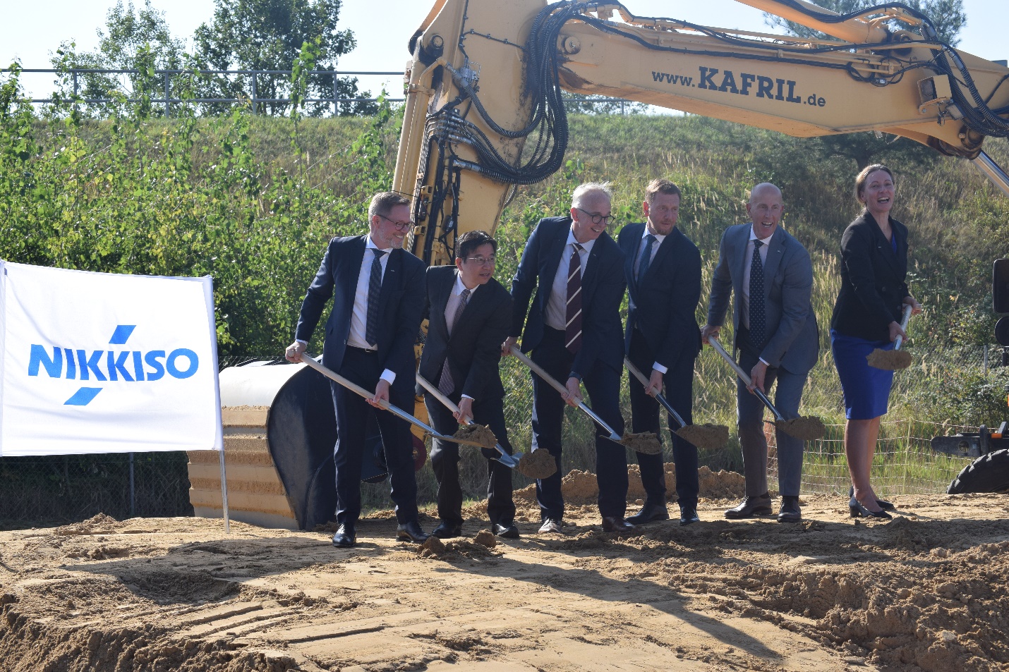 Los líderes de Nikkiso CE&IG, el Primer Ministro de Sajonia y el Embajador de Japón pusieron la primera piedra en la ceremonia inaugural de Nikkiso en Wurzen, Alemania, en agosto de 2024.