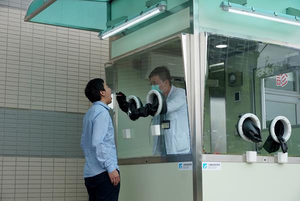 With ITRI’s positive pressure testing booth, medical staff can just wear masks and normal lab gowns when taking samples