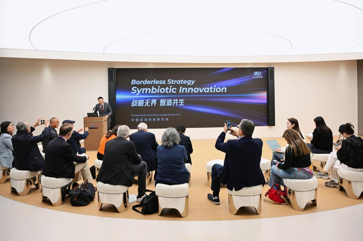 Rongjun Yao, Founder and Chairman of Leverage Consulting, delivering his keynote speech