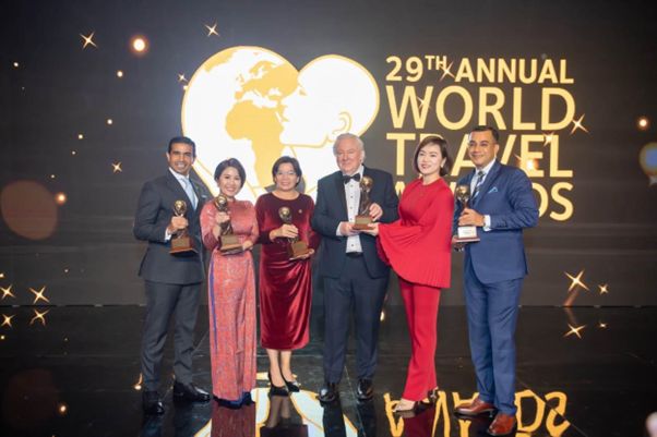 Sun Group’s representatives received the cup of Asia's Leading Integrated Tourism Group 2022 from WTA