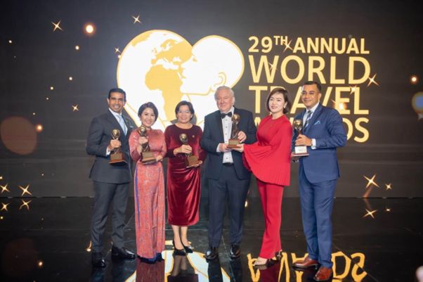 Sun Group's representatives received the cup of Asia's Leading Integrated Tourism Group 2022 from WTA