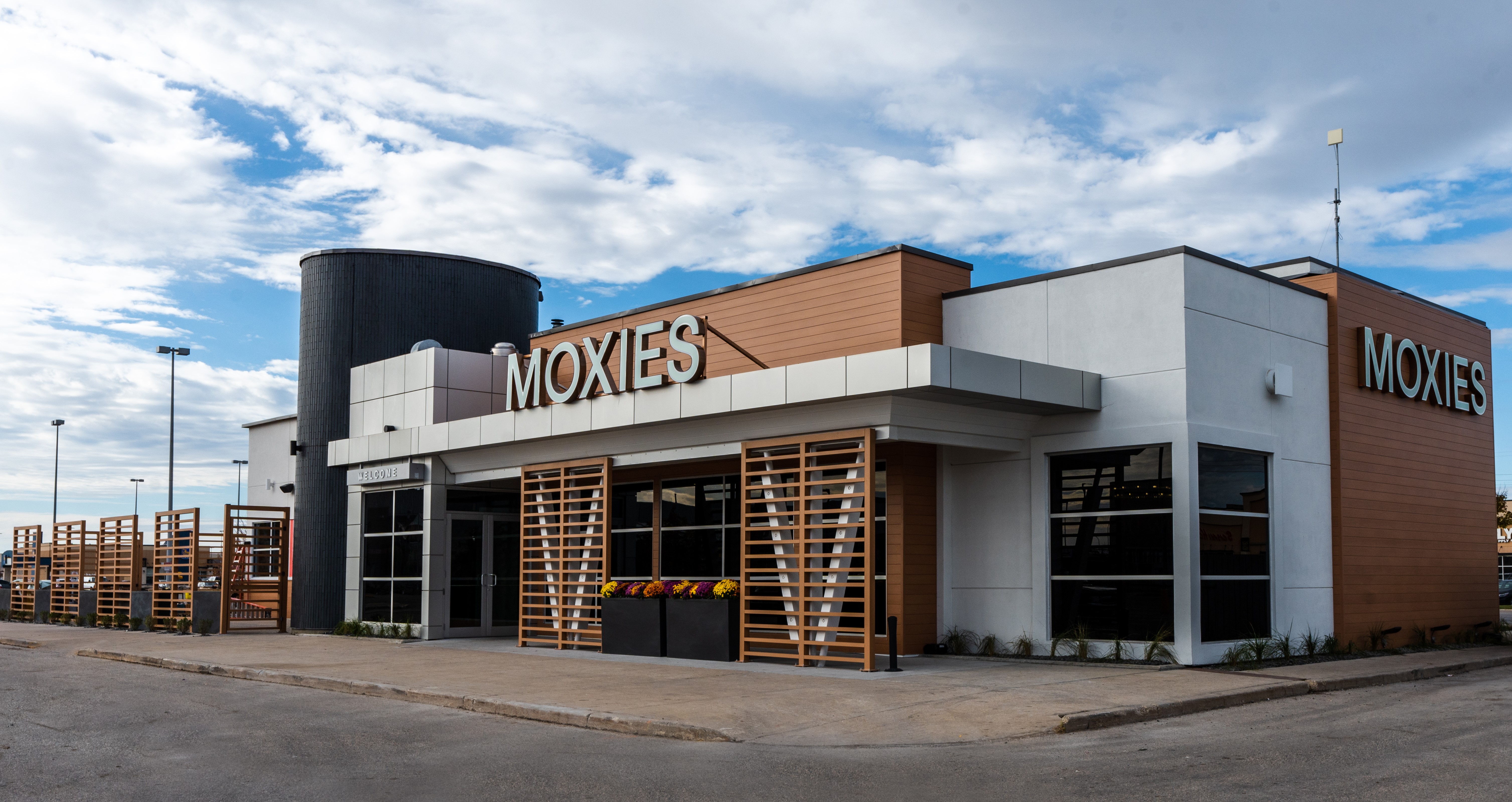 1. Exterior - Moxies Kenaston - 031123