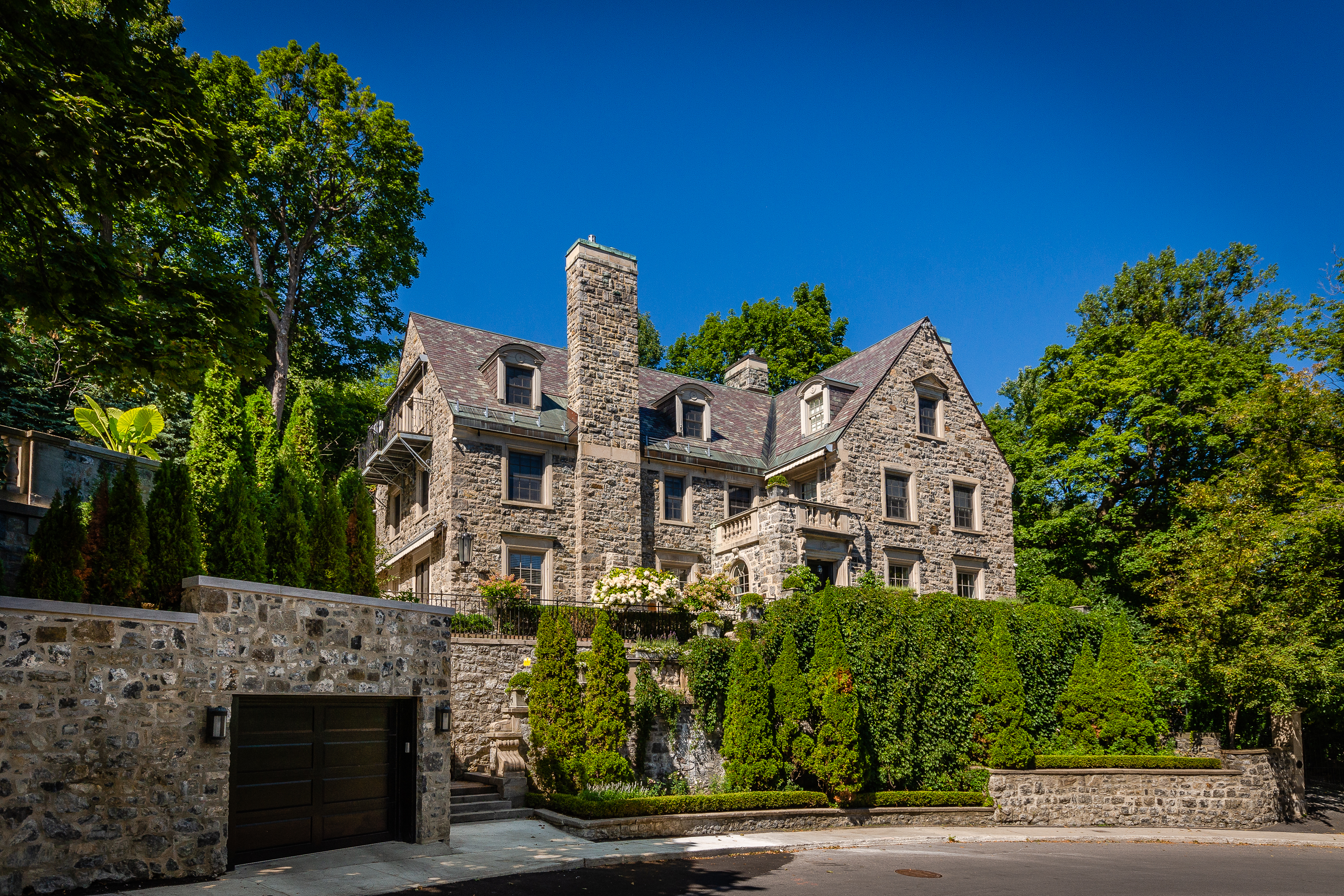 Real Estate Record Sale in Quebec