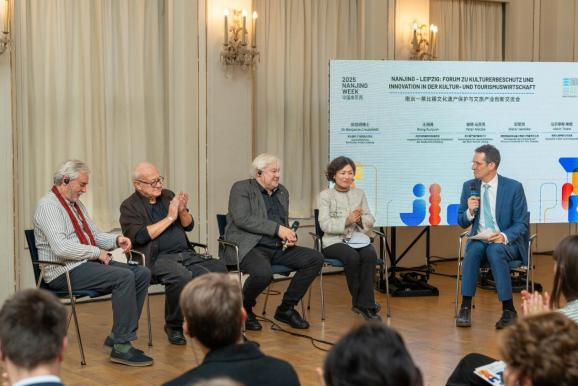 Guests at the forum engage in a roundtable dialogue.​