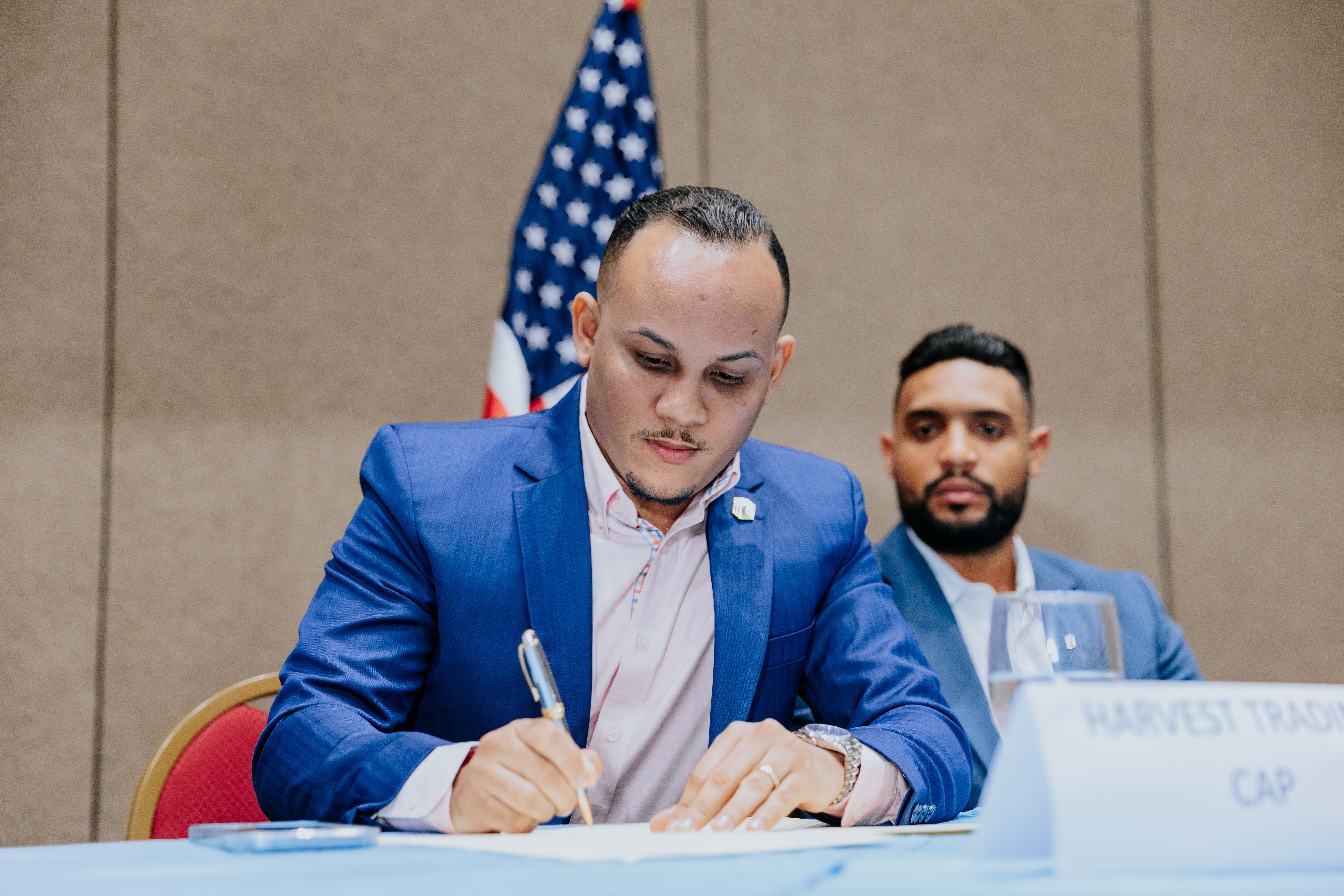 Jairo Gonzalez unterzeichnet die bilaterale Vereinbarung, die das Leben vieler Menschen verändern wird.