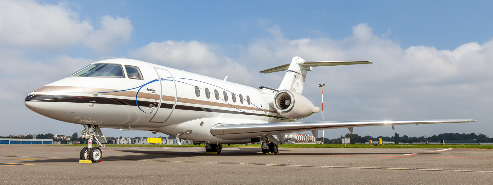 Hawker4000-1