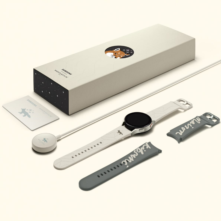 Ce partenariat donne vie à l'esprit ludique et au logo emblématique en forme de renard de Maison Kitsuné de manière créative sur la Galaxy Watch4 et les Galaxy Buds2.