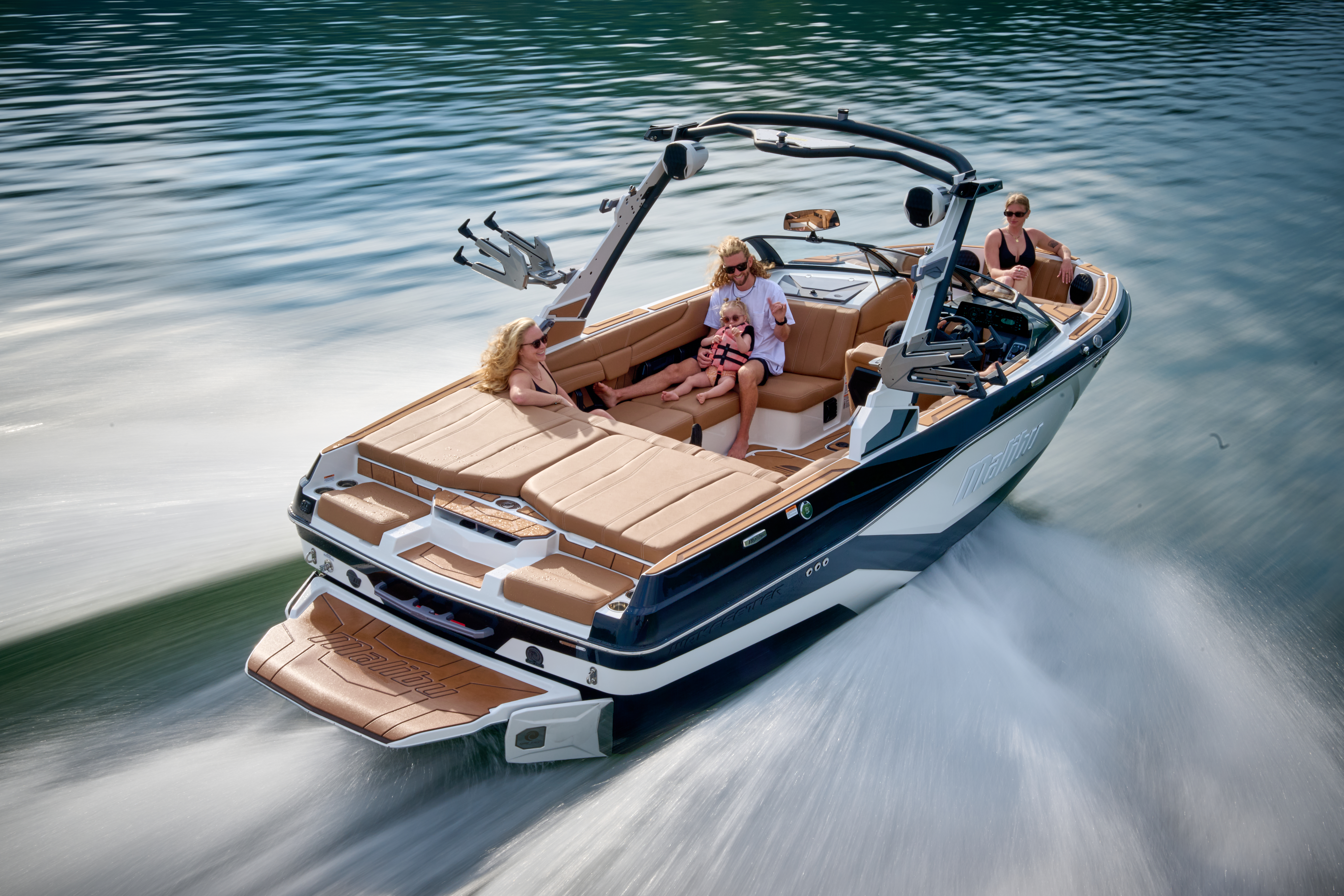 The spacious lounge seating of the 21 LX provides premium comfort and style, making it the ideal boat for families who want to relax together on the water.