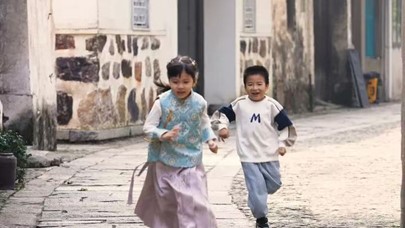 Children playing in Jiaoxi Ancient Town