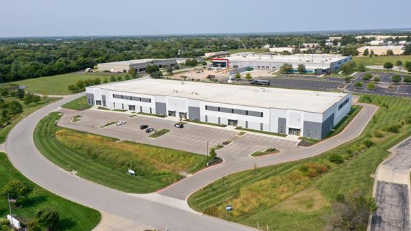 Sealy & Company announces the acquisition of a Class A distribution warehouse totaling 99,704 SF in Kansas City, Missouri. The property s located in the highly desirable Johnson County submarket and features modern design specs and ideally demised suites.