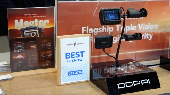 The Z90 Master on display at CES 2026, showcased as DDPAI’s flagship dashcam and recognized by leading technology media for its advanced imaging performance.