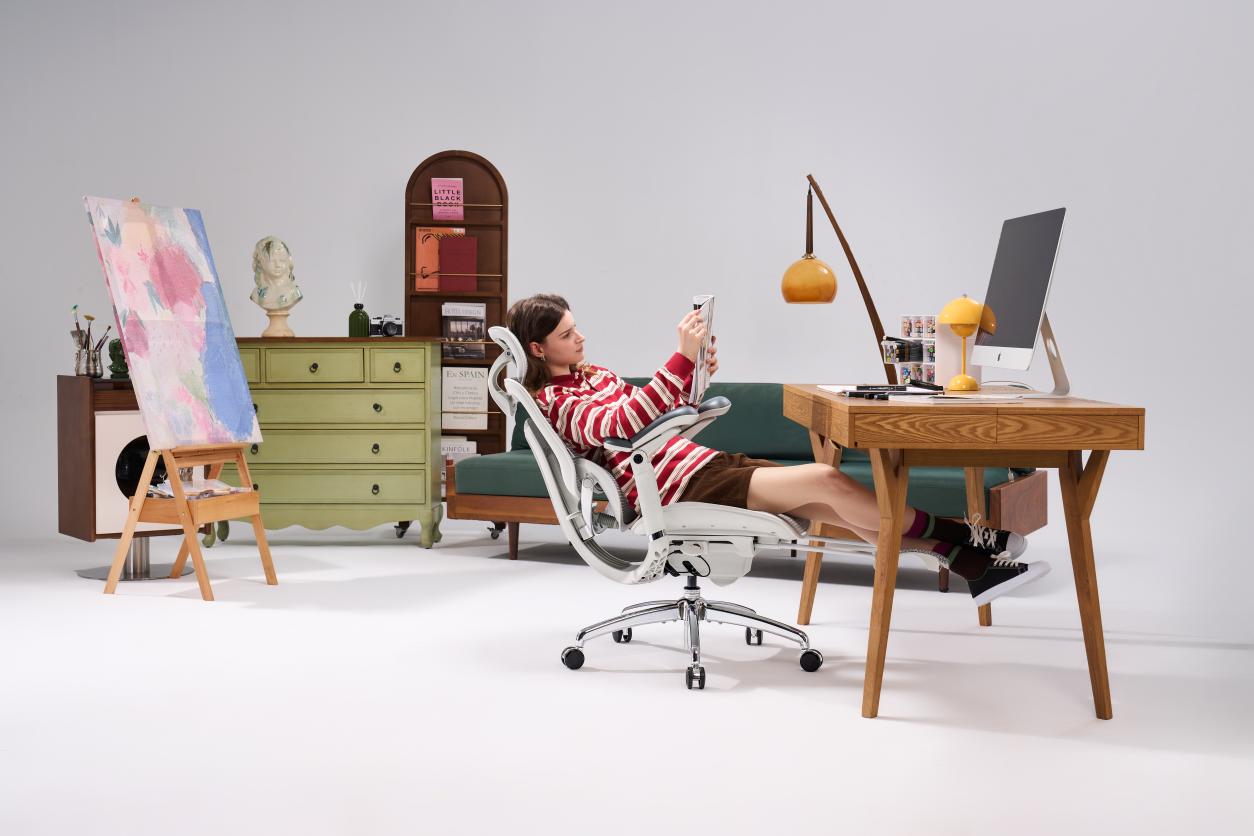 Up to 135° Recline - Smooth transitions between focused work and relaxed rest.jpeg