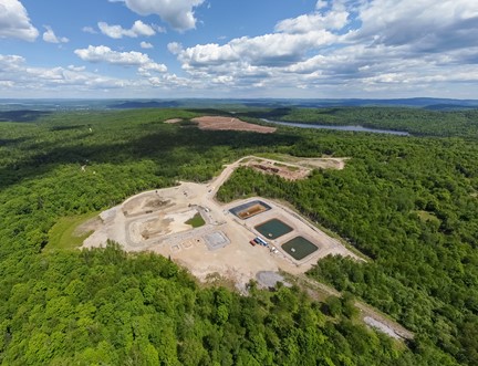 Vue aérienne du site de démonstration de Nouveau Monde au premier plan et de la zone de la plateforme industrielle de la mine Matawinie à l'arrière, maintenant prête pour le début des travaux civils.