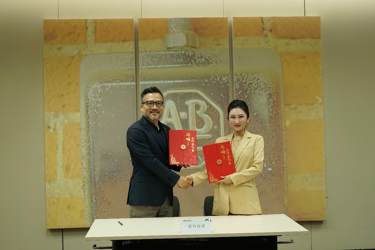 Ms. Muchun Zhu and Mr. Ian Shih officially signed a strategic cooperation agreement