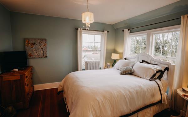 Maitland Manor is a light, bright and updated historic Victorian bed and breakfast inn with modern amenities in downtown Port Angeles, Washington