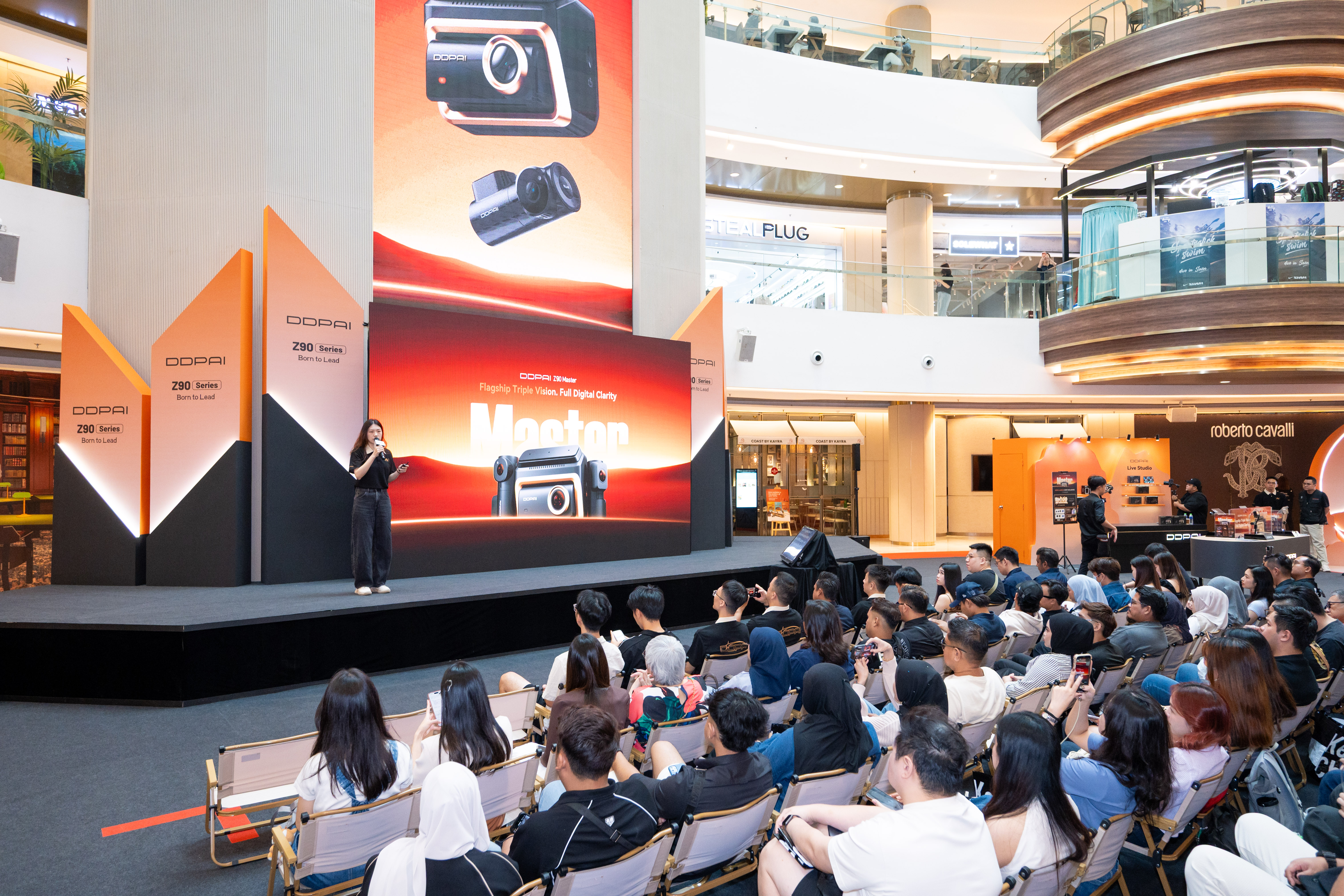 The Z90 Series showcases DDPAI’s flagship triple-vision technology and full digital clarity.