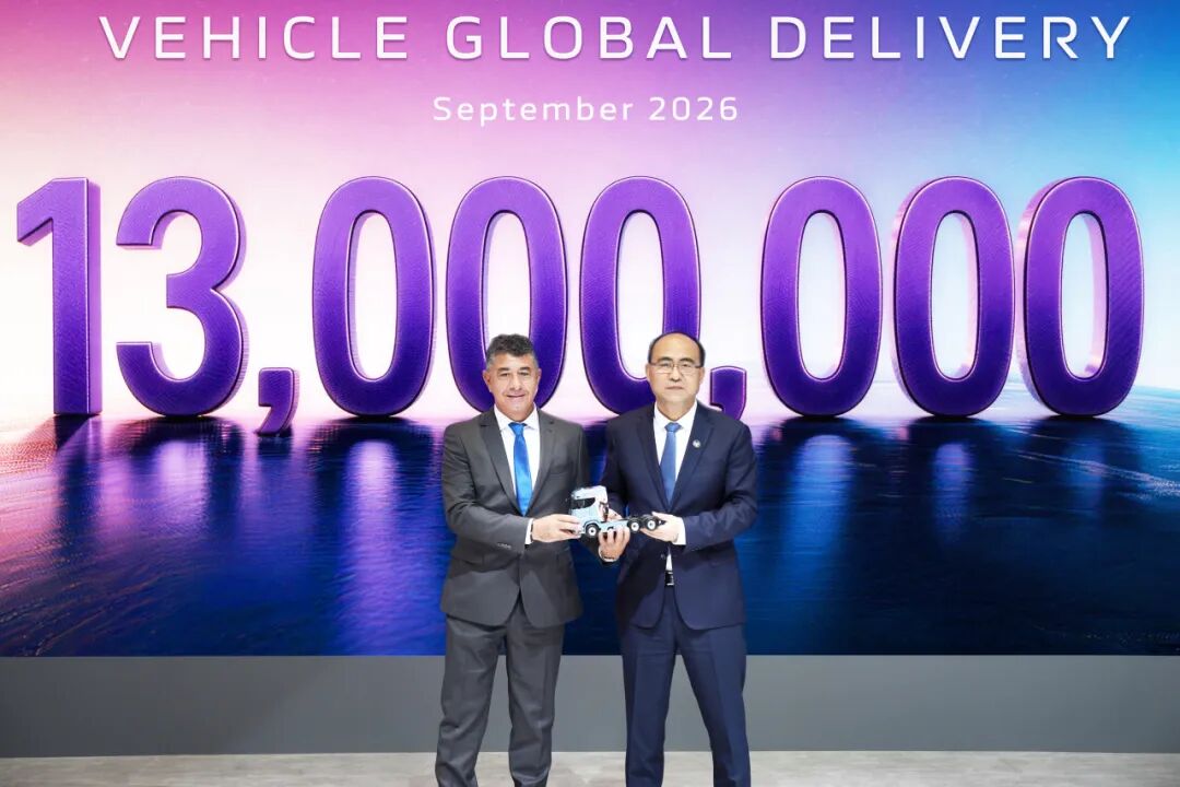 Company and customer representatives mark BAIC FOTON’s 13 millionth vehicle delivery during the Hannover event.