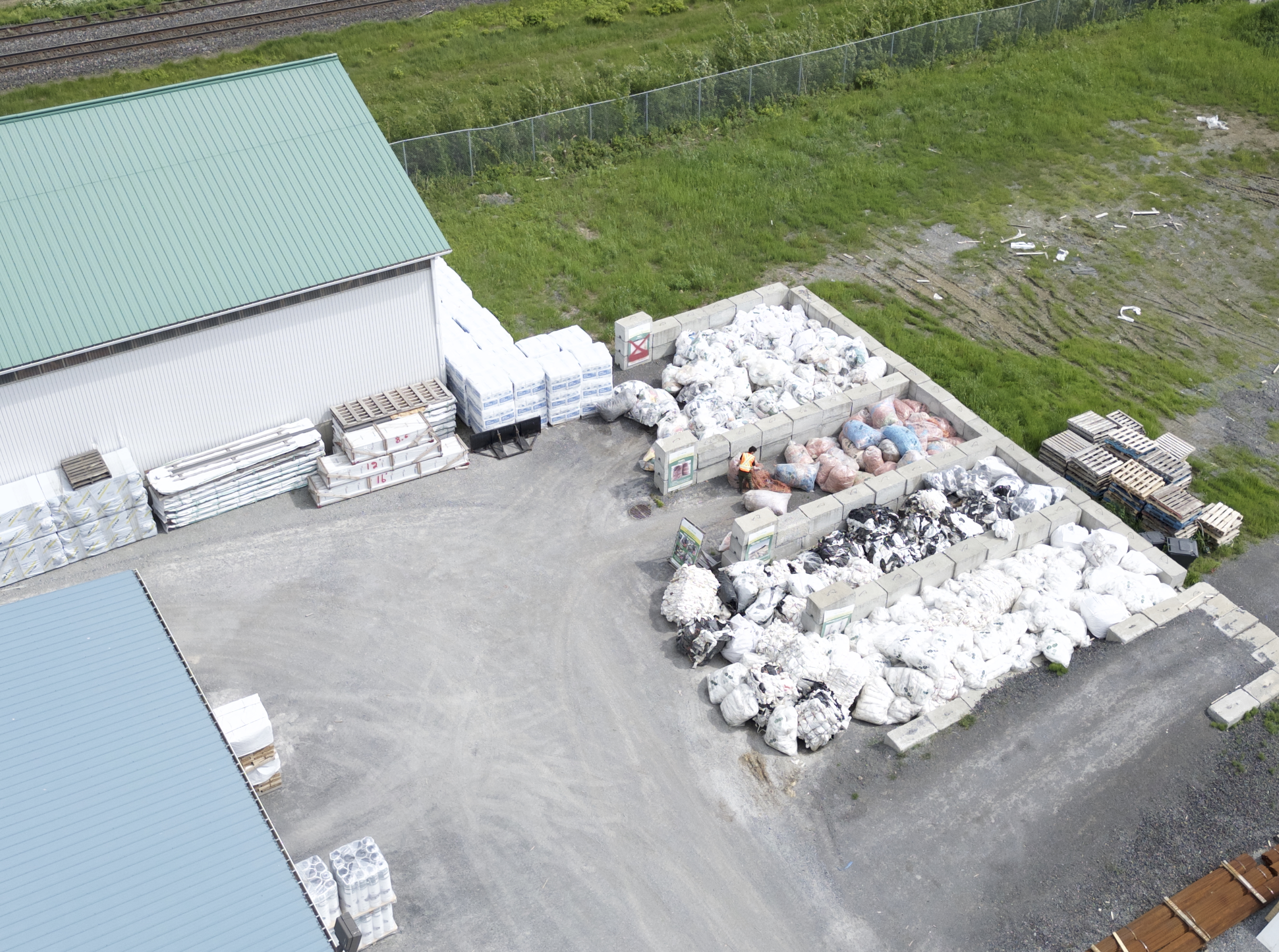 Vue aérienne d’un point de dépôt d’AgriRÉCUP montrant des plastiques agricoles usagés, classés et prêts pour la prochaine étape du processus de recycl
