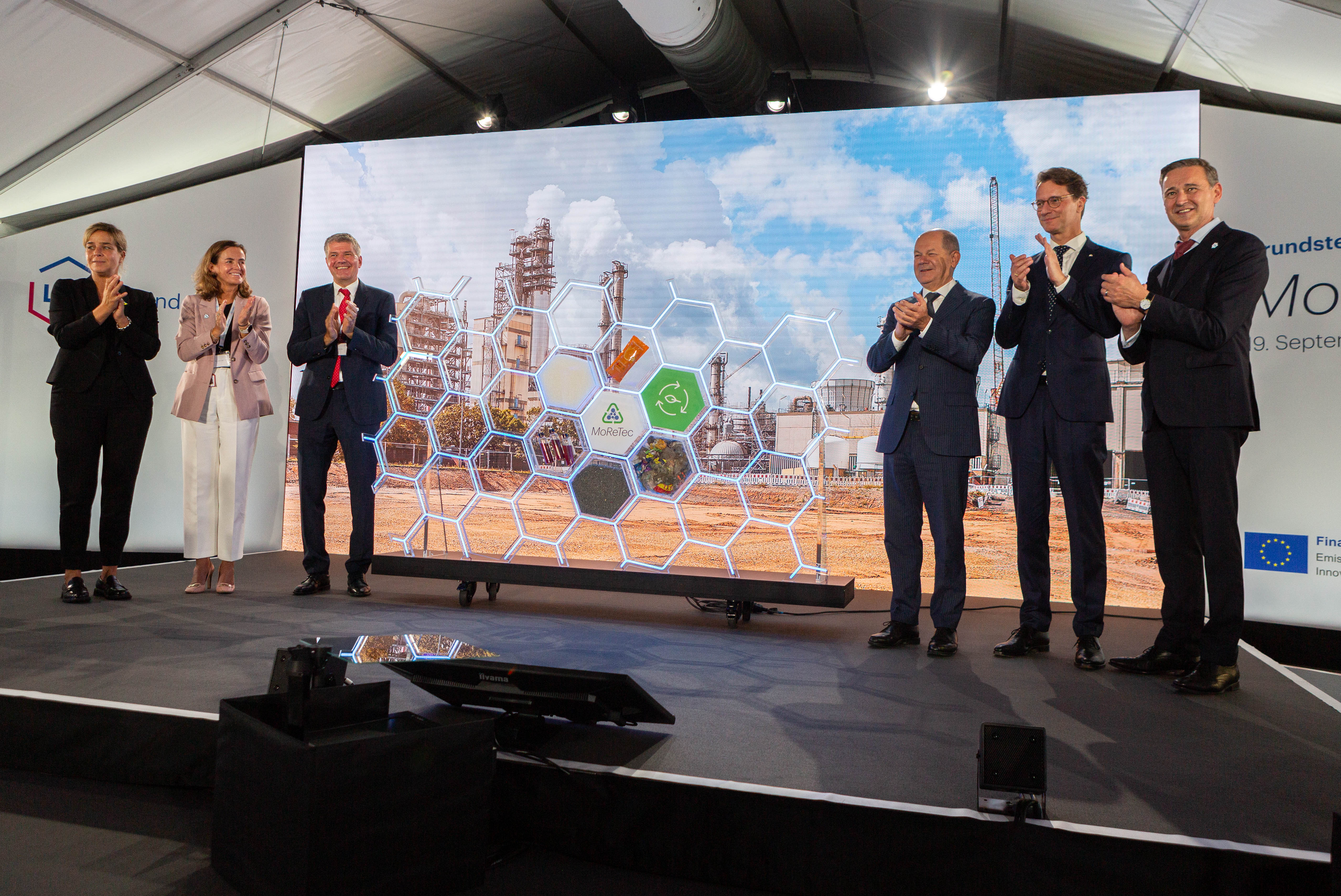 Minister Mona Neubaur, LYB EVP Yvonne van der Laan, Manager LYB Wesseling Stephan Staender, Chancellor Olaf Scholz, Prime-Minister Hendrik Wuest, LYB CEO Peter Vanacker symbolically lay the foundation stone for MRT-1 in Wesseling.