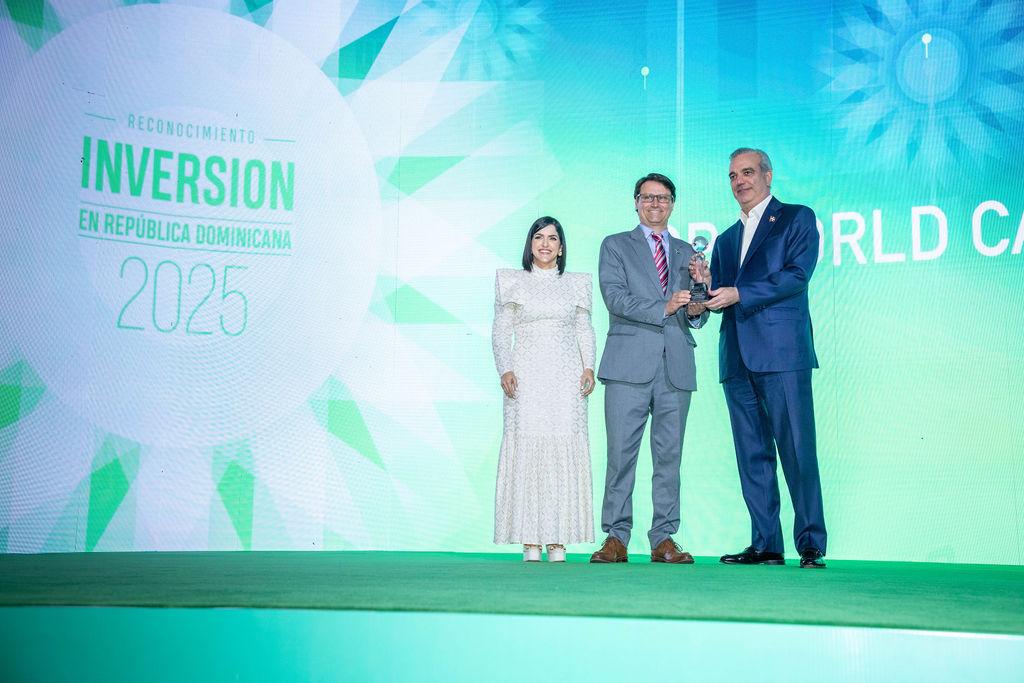 From left to right: Angelina Biviana Riveiro Disla, Executive Director of the Export and Investment Center of the Dominican Republic; Manuel Martínez, CEO of DP World in the Dominican Republic; and President Luis Abinader during the award presentation ceremony recognizing DP World’s sustainable investments.