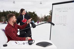 Un bûcheron et une joueuse de hockey discutent d'une étude de marché