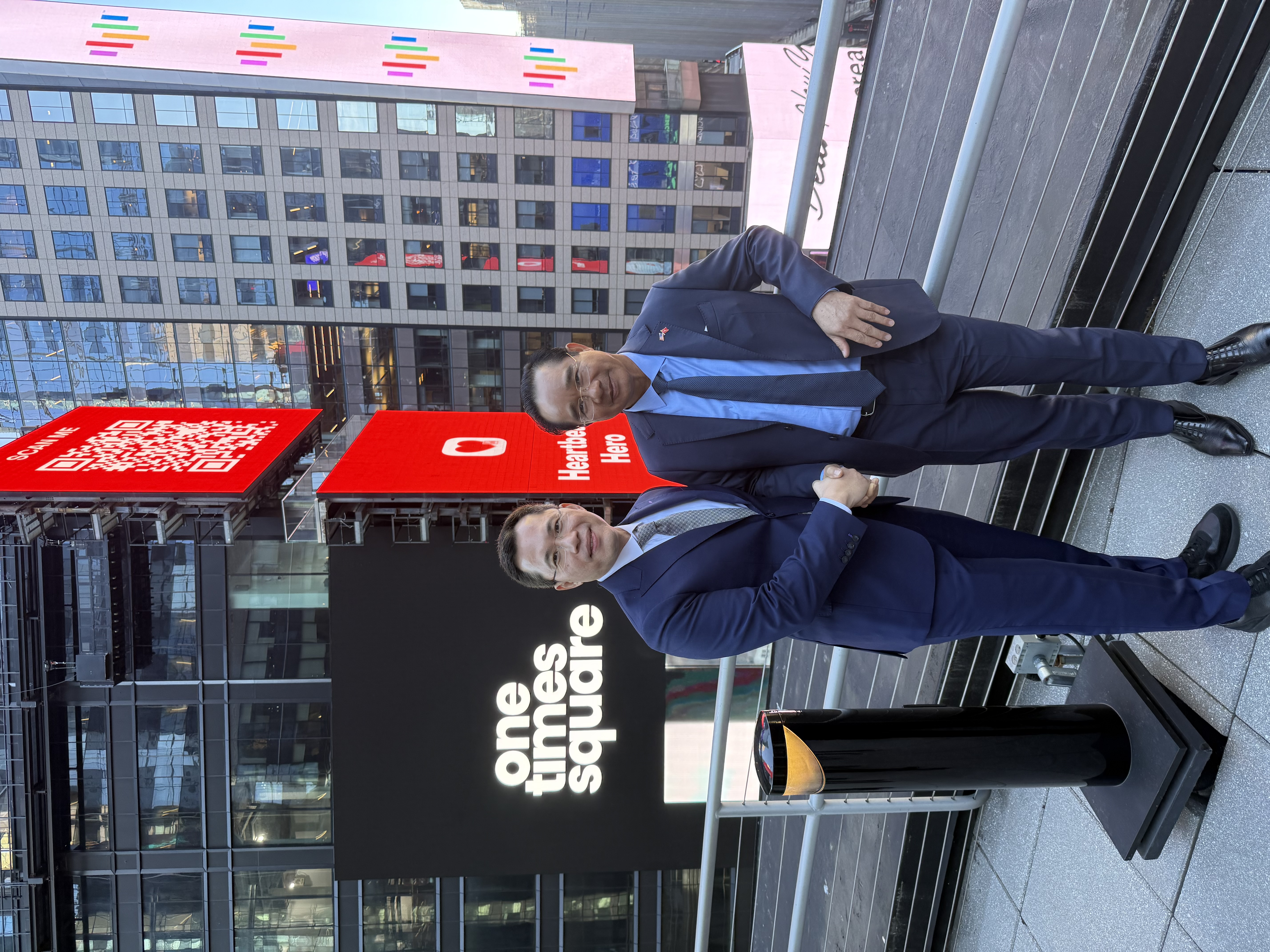 Chairman of the Ho Chi Minh City People’s Committee Nguyen Van Duoc Greets J-Star CEO Sam Van at Nasdaq Headquarters Overlooking Times Square