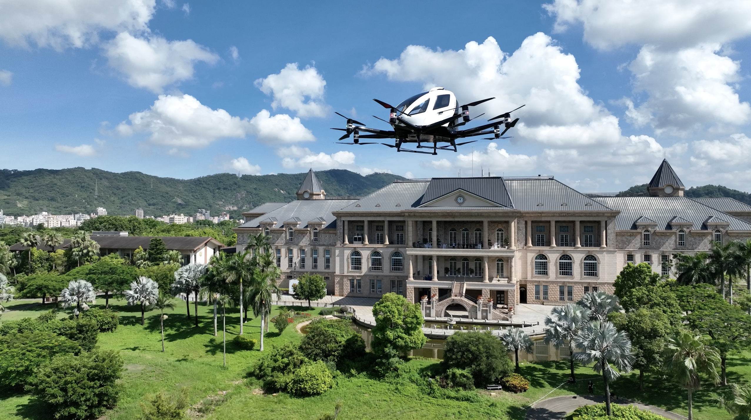 (EH216-S AAV conducts demo flight at 2023 Bao’an District Low-Altitude Economy Investment Promotion Conference in Shenzhen)