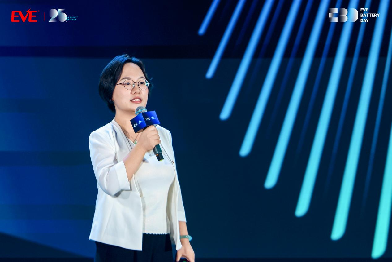 Dr. Zhao Ruirui, Vice President of EVE and President of the Central Research Institute, delivers a speech