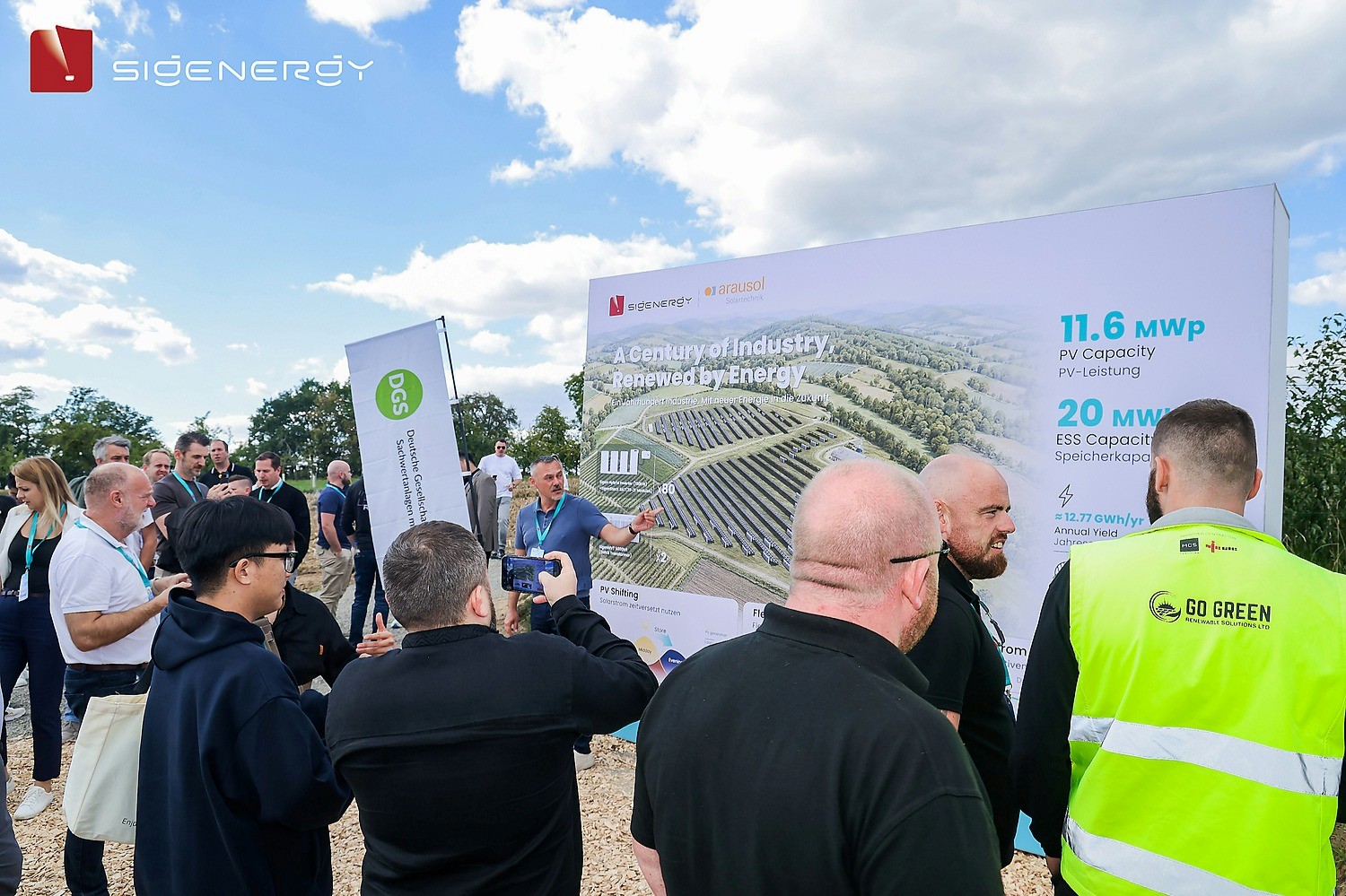 Alt: Participants at Sigenergy Day Europe 2026 review the Weissach im Tal project display
