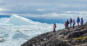 Des étudiants observent le fjord glacé d'Ilulissat lors de l'expédition Students on Ice 2017