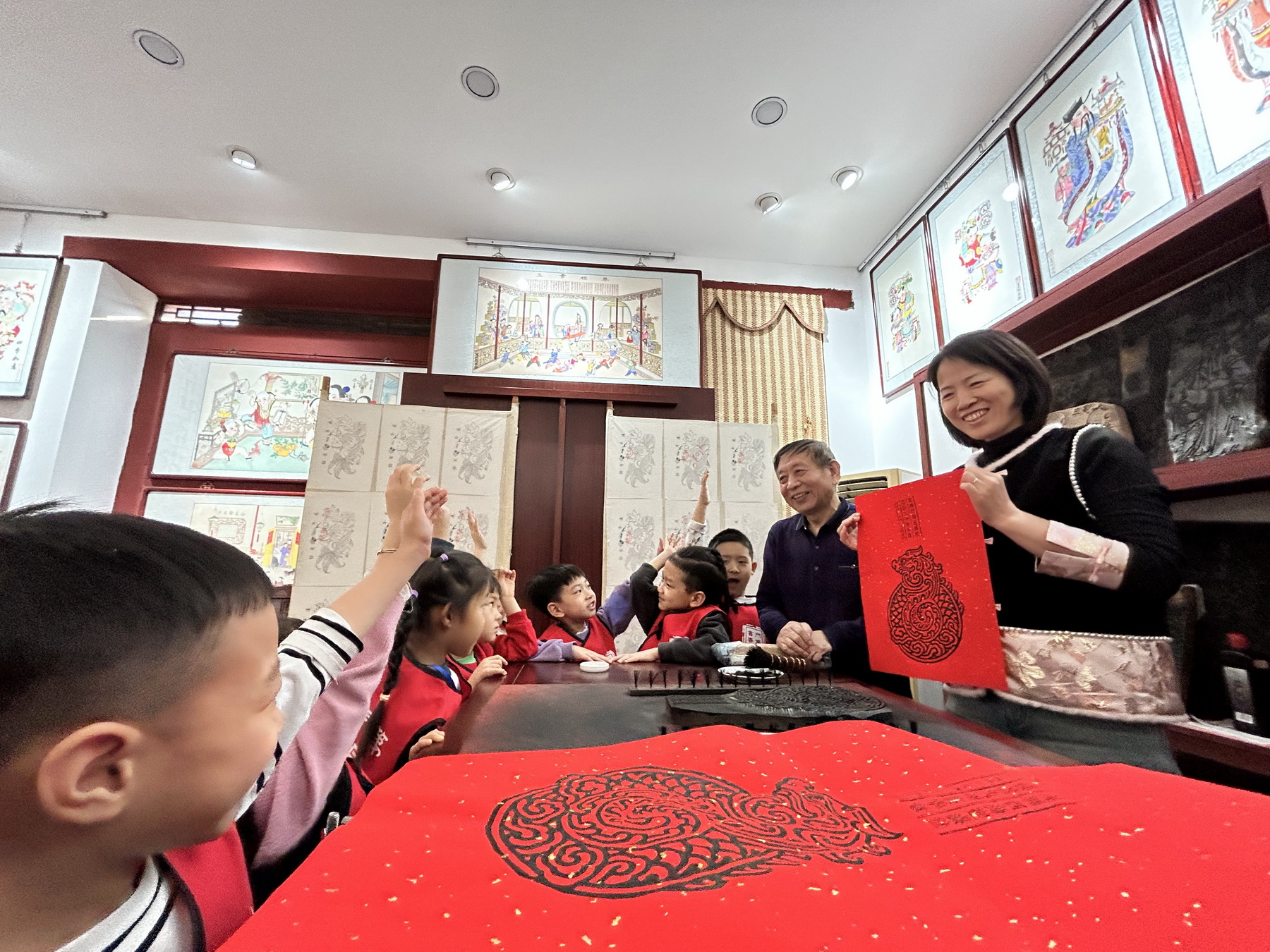 Yangliuqing woodblock New Year paintings impress children with time-honored cultural charm