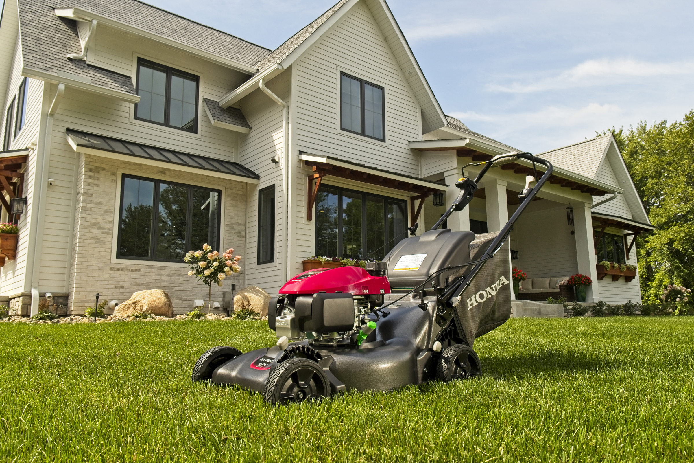 Honda HRN216VYA Lawn Mower_Lifestyle Image