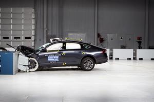 The Accord outperformed six other midsize cars in IIHS's newest crash test, earning an overall good rating. The updated moderate overlap front crash test emphasizes occupant protection for front and rear-seat occupants.