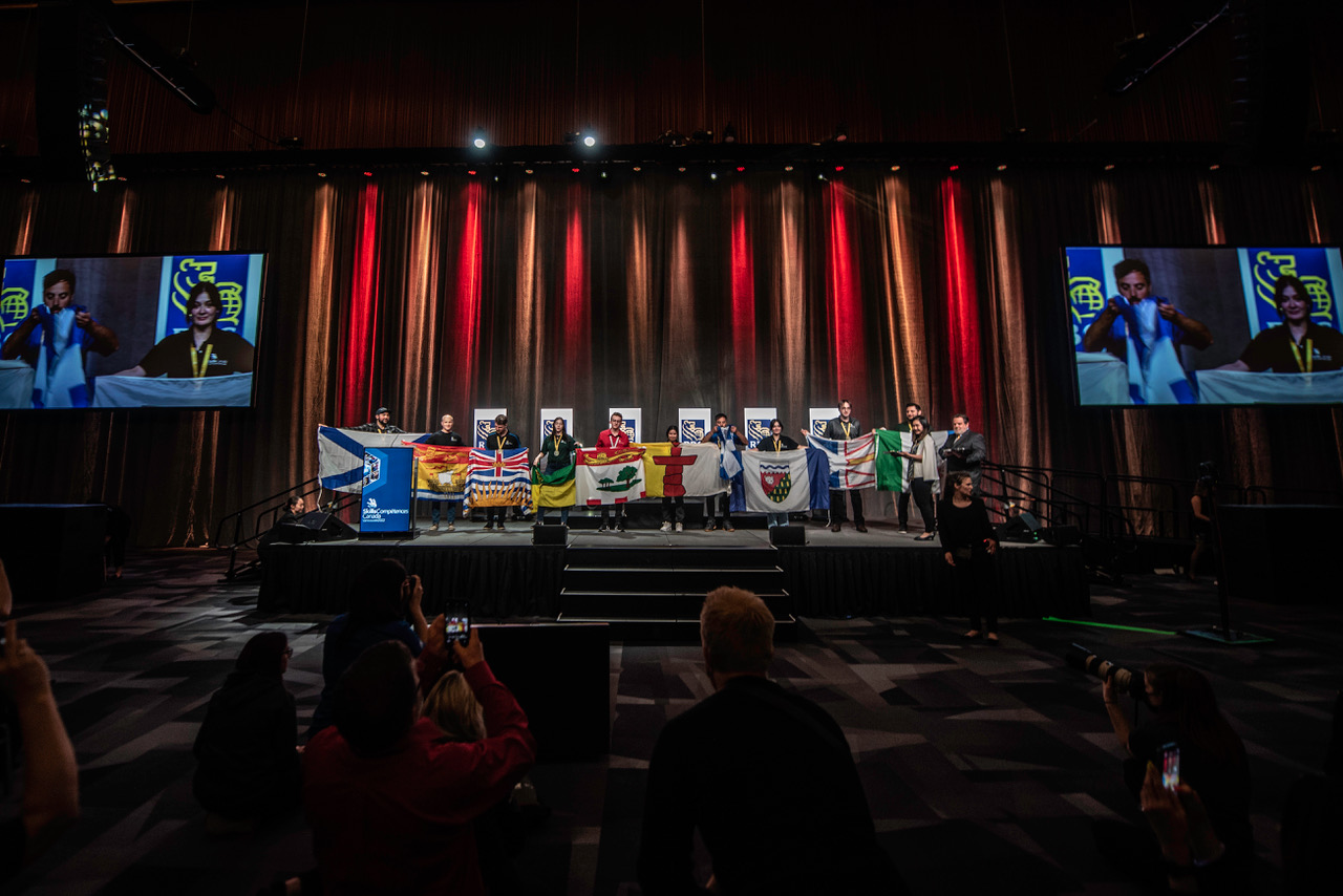 Les concurrents des Olympiades canadiennes des métiers et des technologies 2022, à Vancouver, reçoivent le prix RBC meilleur de la région lors de la cérémonie de clôture.