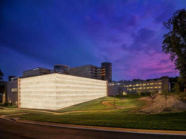 Inova Schar Cancer Institute, Fairfax, VA by Wilmot Sanz Architecture. Photo by Greg McGillivray, Halkin Mason Photography. 